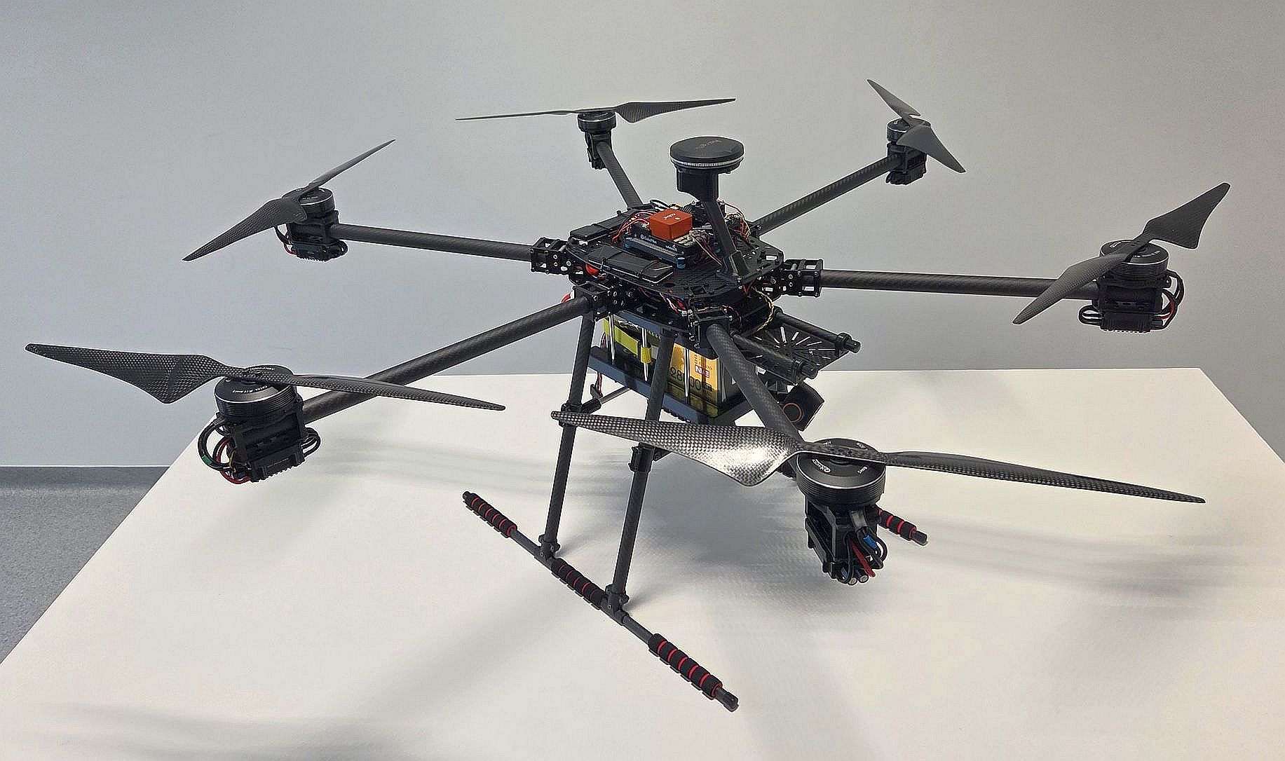 Sześciowirnikowy dron opracowany w projekcie MobiRobAI