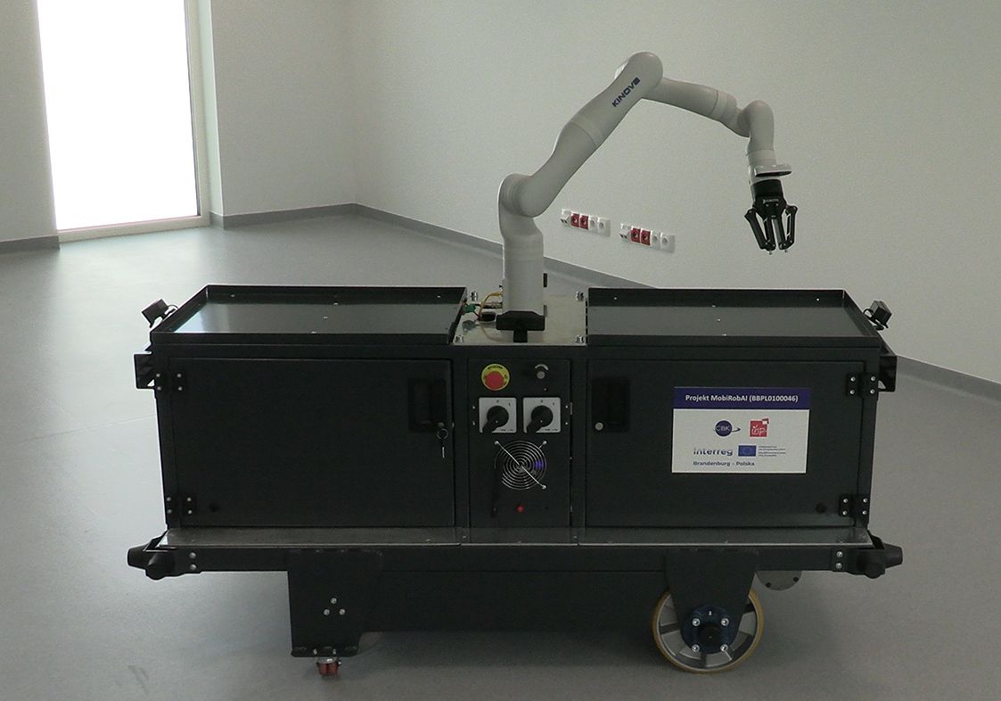 Zintegrowany prototyp platformy z manipulatorem