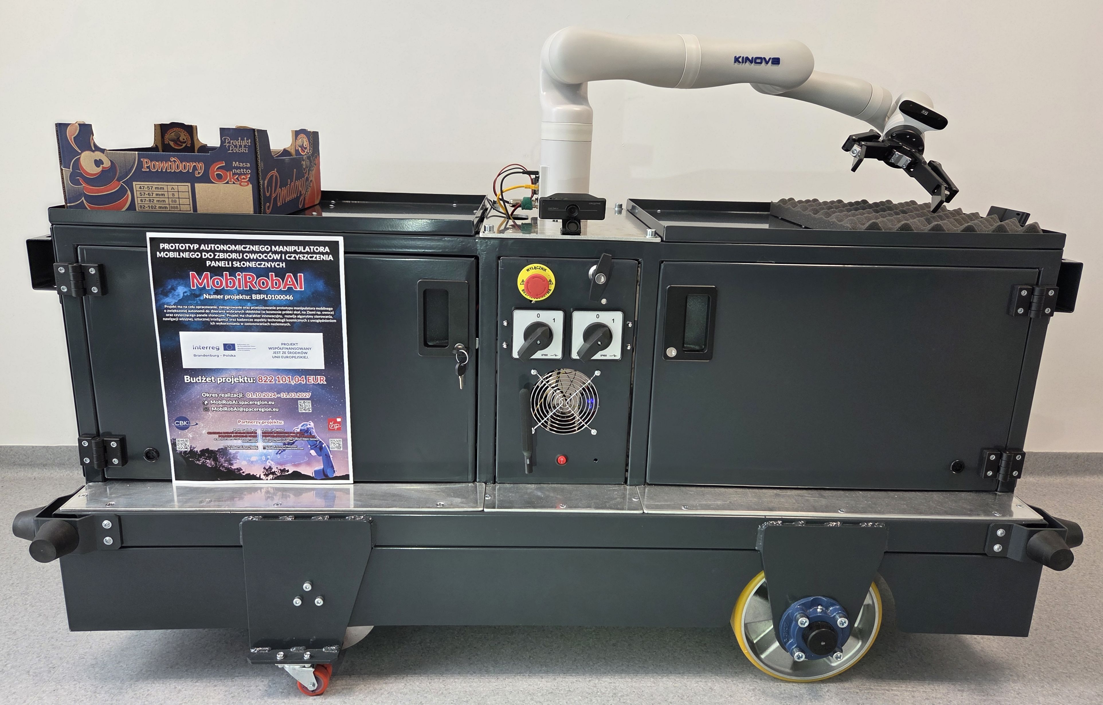 Rzeczywisty prototyp platformy mobilnej MobiRobAI z ramieniem robotycznym