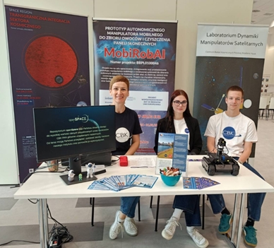 Zespół projektu przy stoisku informacyjnym